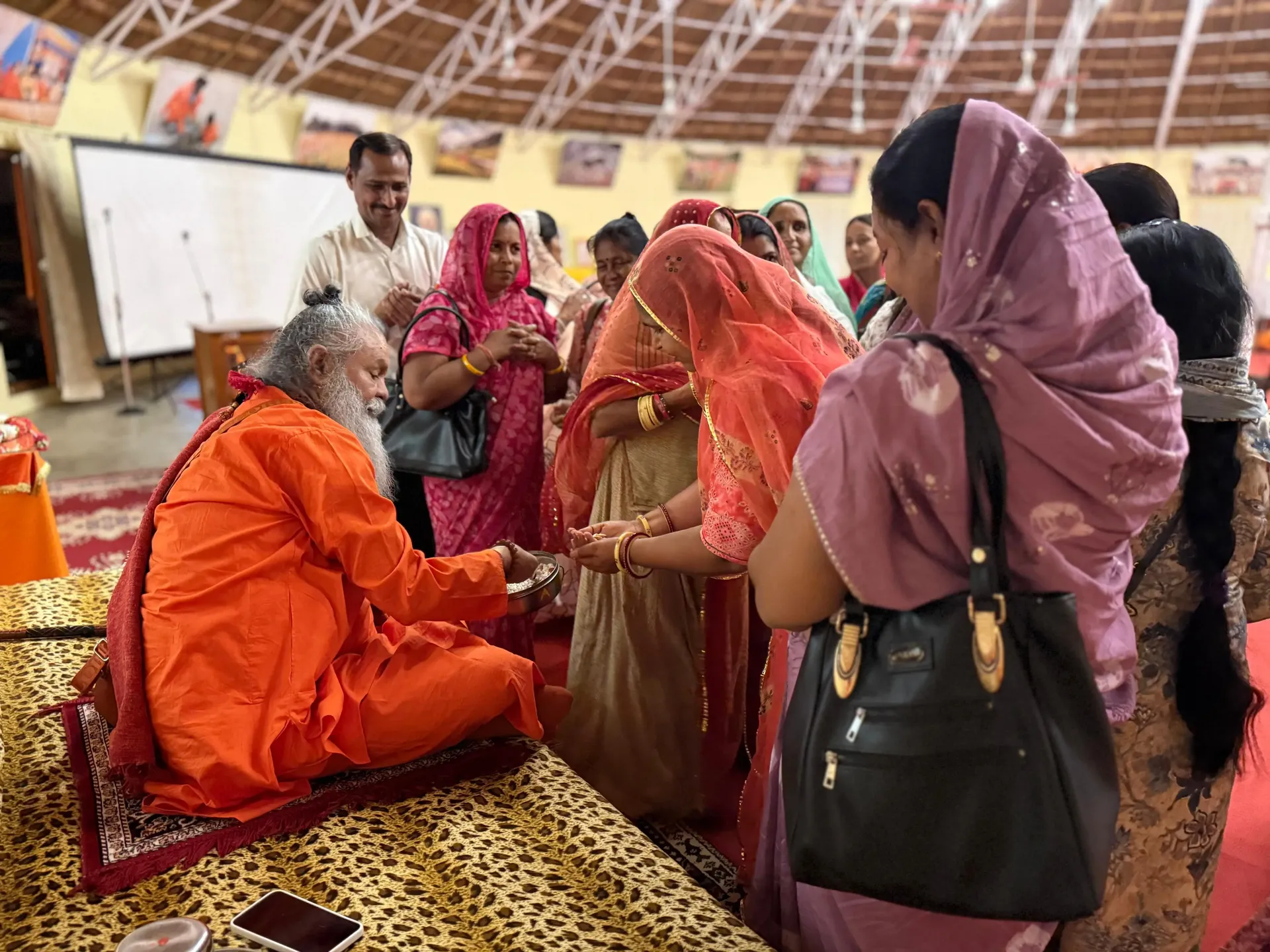 shree-acharya-mahamandaleshwar-vishokanand-bharti-ji-visits-om-ashram bodyImage